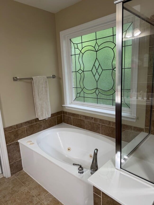 Building Photo - Beautiful Townhome Available in Vinings Overlook!
