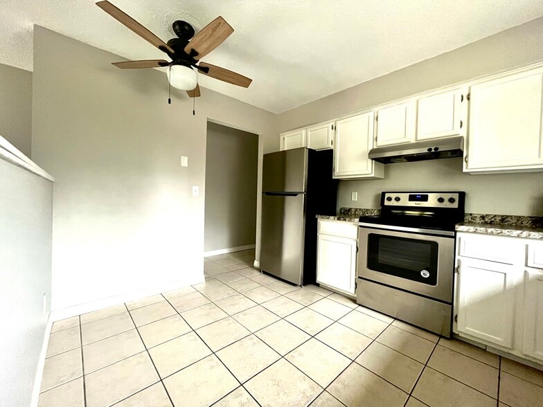 Building Photo - 502 Sunnyside Ln