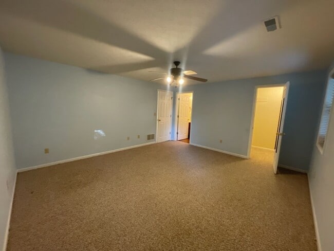 Building Photo - Spacious 3 bedroom/3 bath home