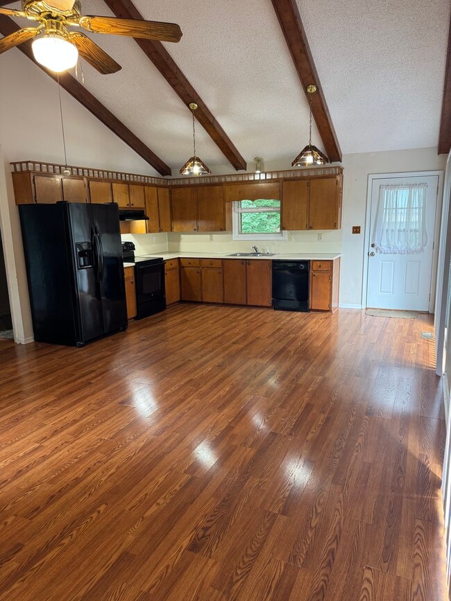 Building Photo - Bright & Charming 3BR Ranch Home in Newton – Vaulted Ceilings & Large Deck