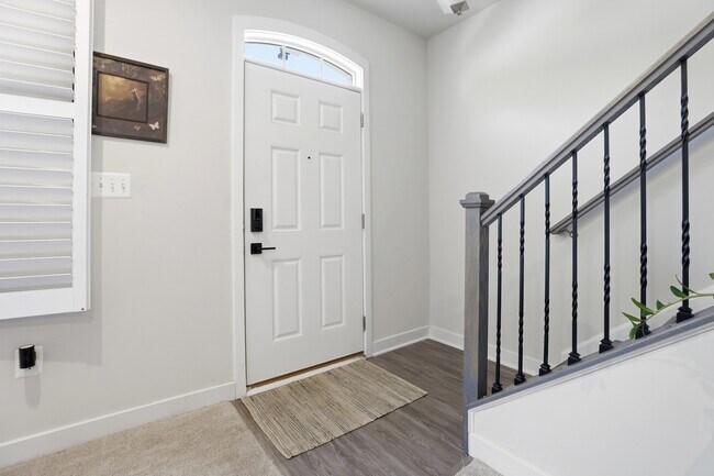 Building Photo - 4915 Crest View Dr