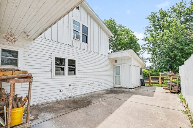 Building Photo - For Rent – 4 Bed 2 Bath Home