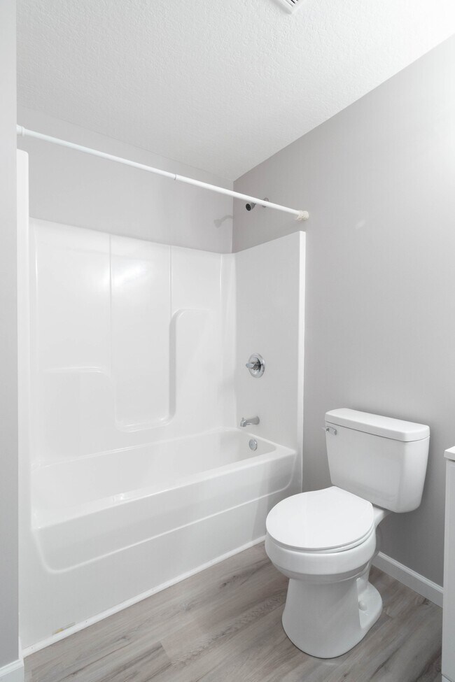 Building Photo - 524 Midlake Dr NE