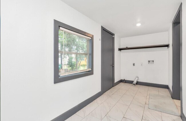 Building Photo - 806 Caplin St