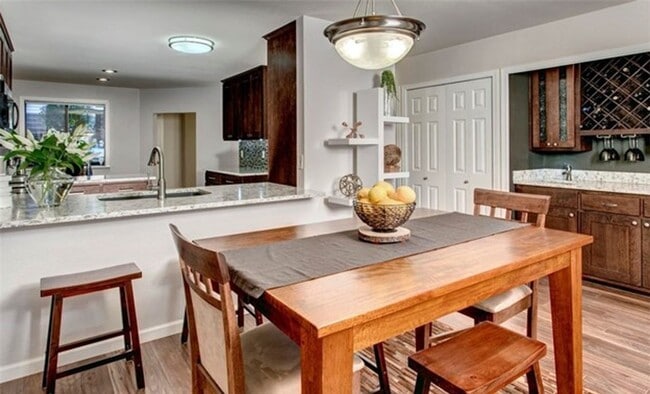 Building Photo - Beautiful Home located near Juanita Bay Water Front with 2 Bed and 2 Bath