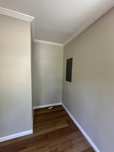 Building Photo - 530 Oakwood Ave