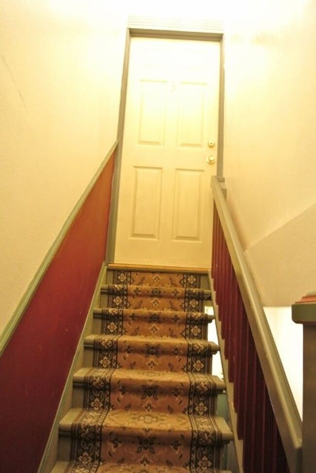 Building Photo - Bright and Spacious Second Story One-Bedroom Apartment in Prime Location!