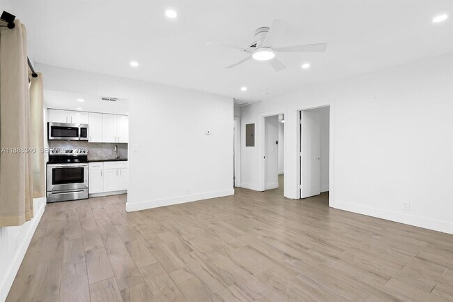 Building Photo - 1109 NE 6th Ave