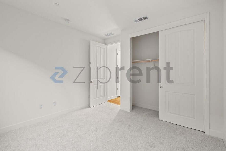 Building Photo - Unit