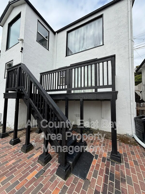 Building Photo - 716 Gateview Ave