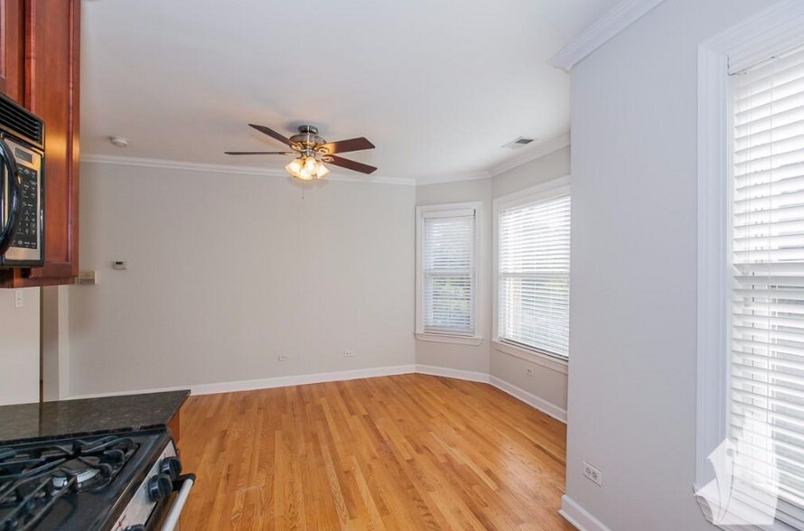 Building Photo - 628 W Roscoe St