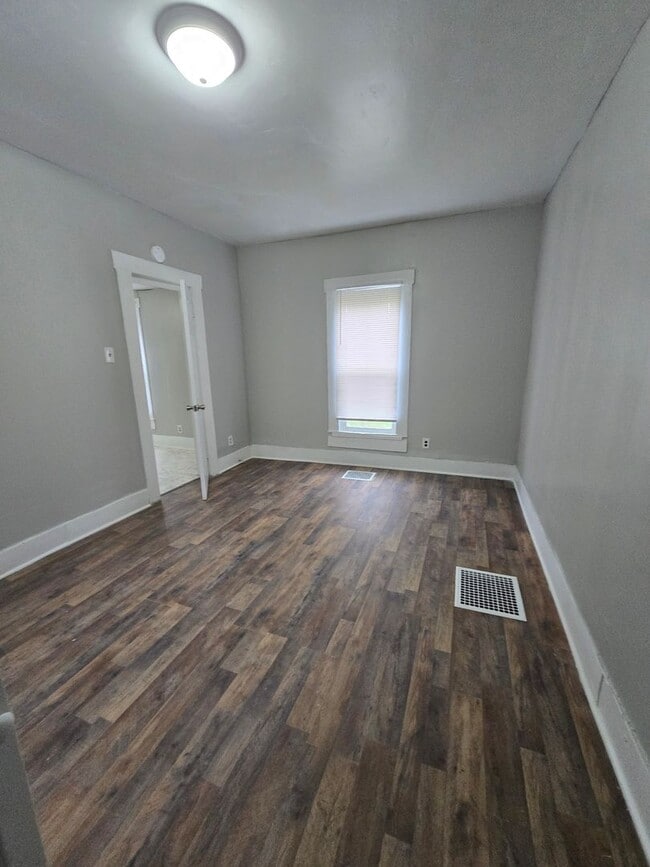 Building Photo - 2207 S Walnut St