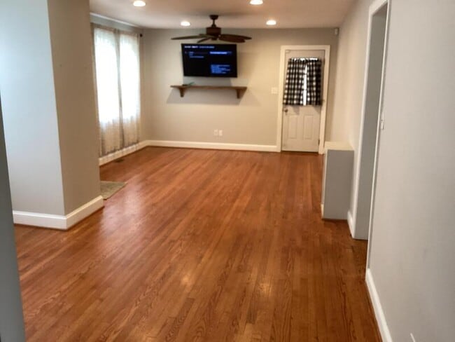 Building Photo - 6413 Glenoak Dr