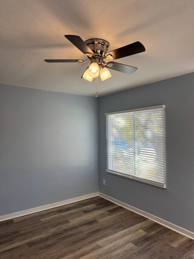 Building Photo - 316 Columbia Dr SE