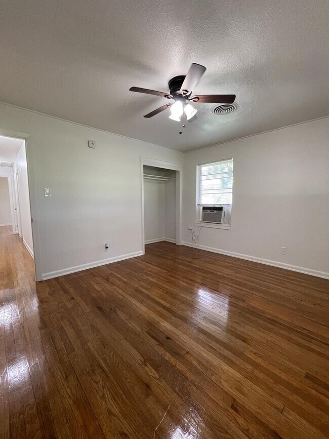Building Photo - 1004 Oak Dr