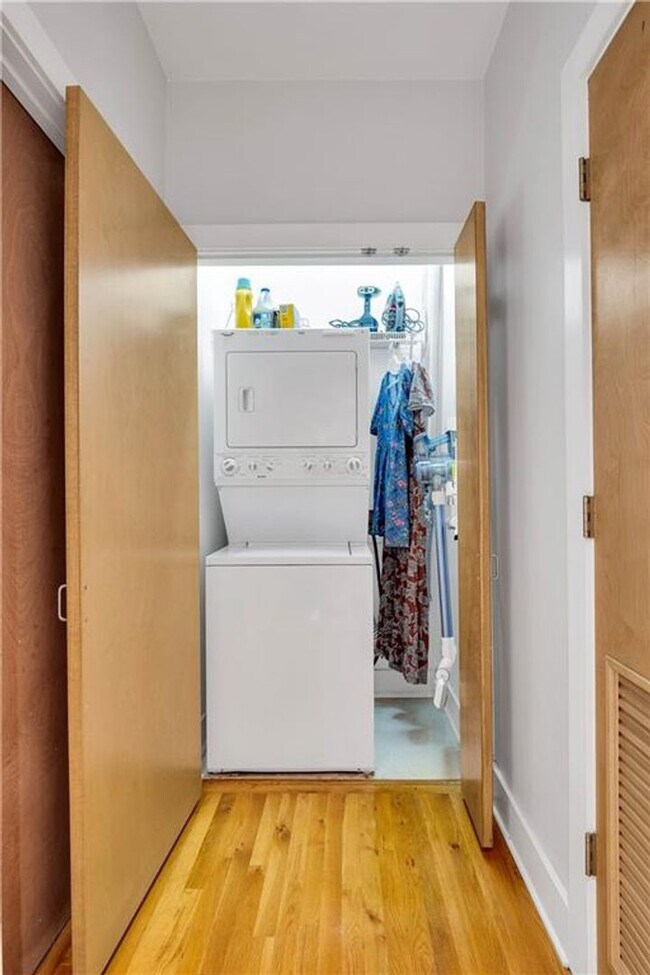 Building Photo - Prime Location