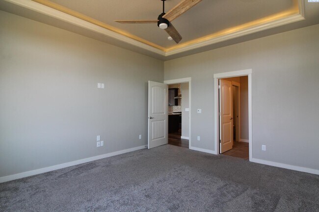 Building Photo - 4 Bed/2.5 Bath + an Office Home in Richland