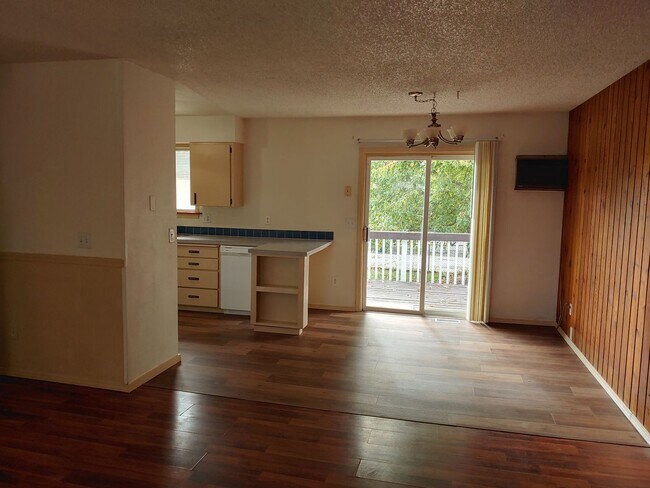 Building Photo - 4 Bedroom, 2 Bath Home Central Coeur d'Alene