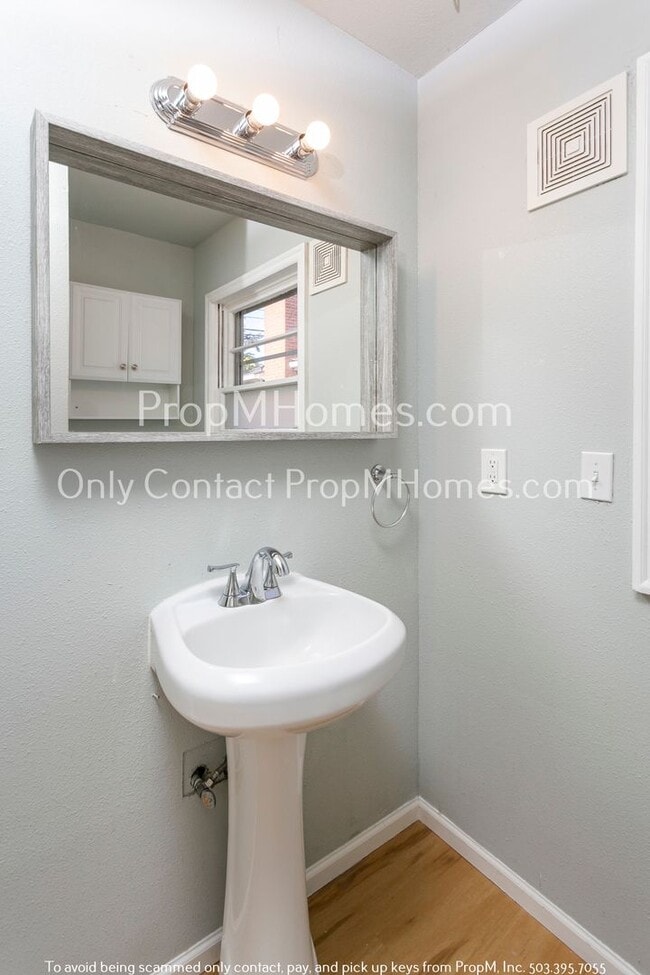 Building Photo - Delightful Two Bedroom Duplex In SE Portland - Fenced Yard!