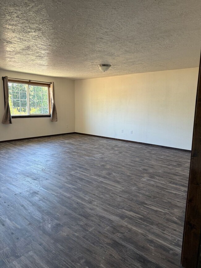 Building Photo - Country Living in this new remodel house