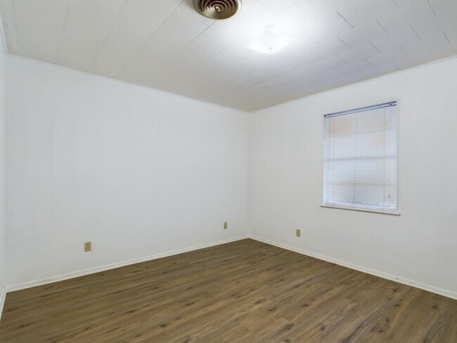 Building Photo - 100 NW Hills Dr