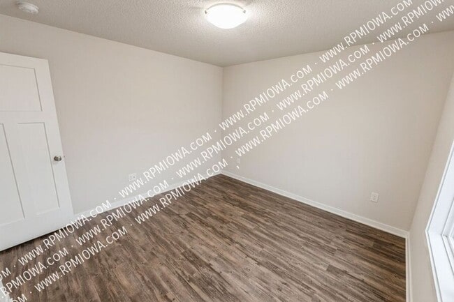 Building Photo - 16619 Oakwood Dr