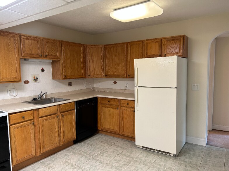 Building Photo - 15 Shadowbrook Ln