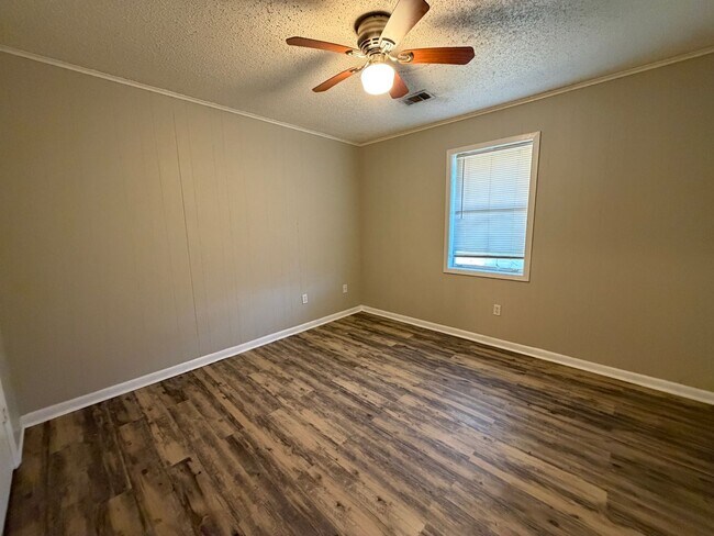 Building Photo - 707 Meadowbrook St