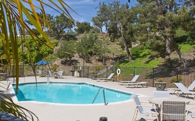 Building Photo - Downstairs End Unit 2 Bedroom Condo in Oceanside!