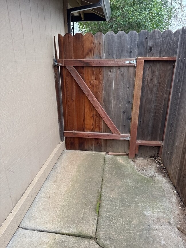 Building Photo - Well Maintained 2-Bedroom 1- bath Home in Quiet Sacramento Neighborhood