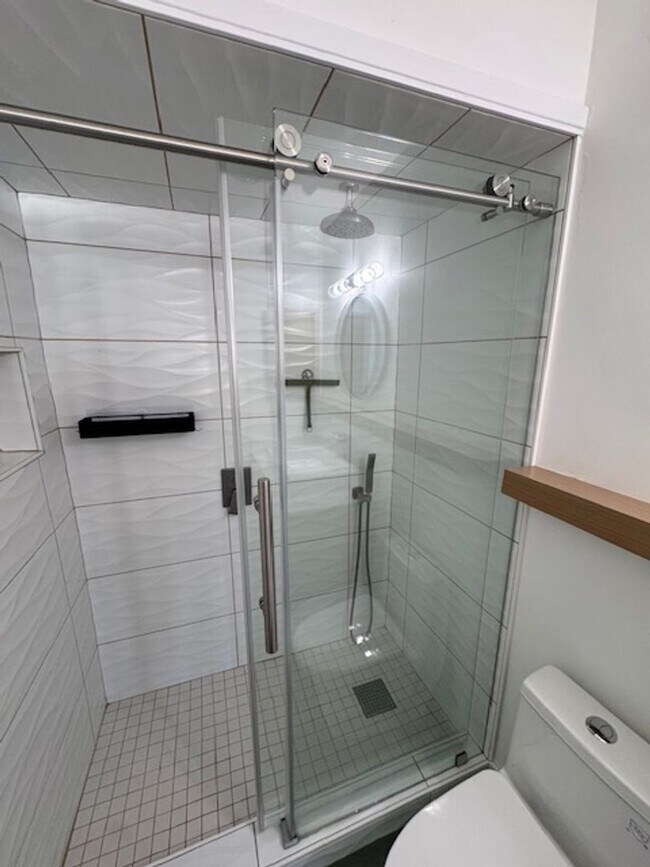 Building Photo - Modern Alamitos Beach 2 bedroom Condo plus...