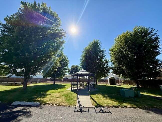 Building Photo - Welcome to our updated 2 bedroom, 1 bathroom apartment
