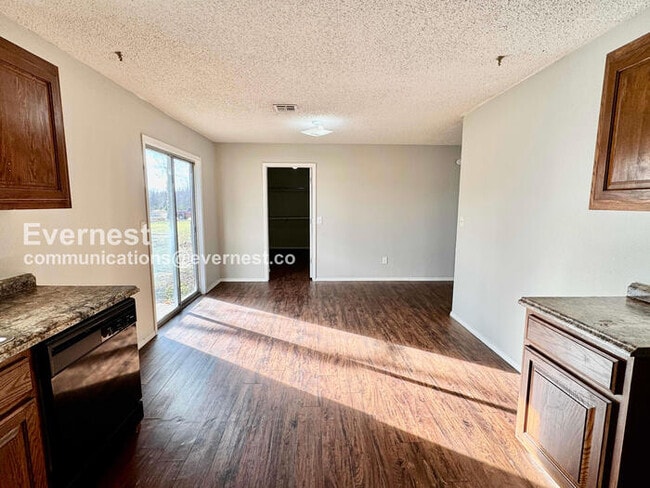 Building Photo - 3 Bed/1 Bath Home with Fenced Yard & Garage / Pet-Friendly / Available Now!