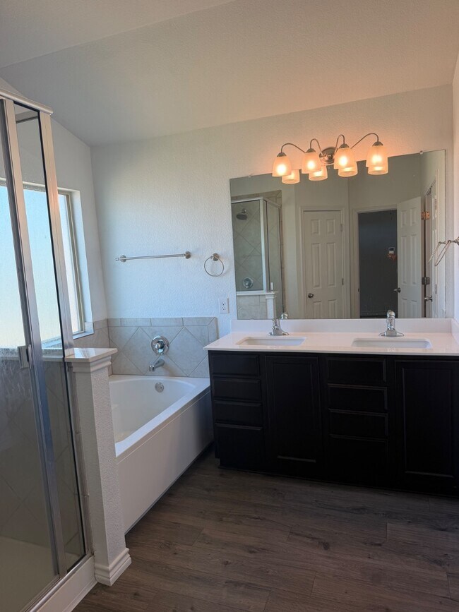 Building Photo - 1114 Emerald Gate Dr