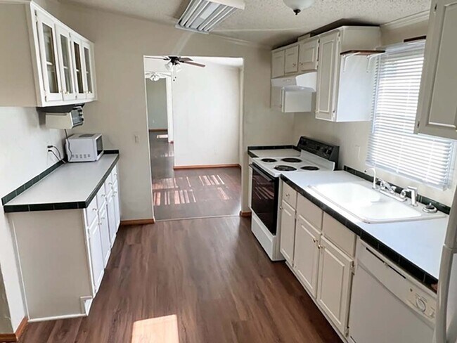 Building Photo - 1307 Speedway Dr