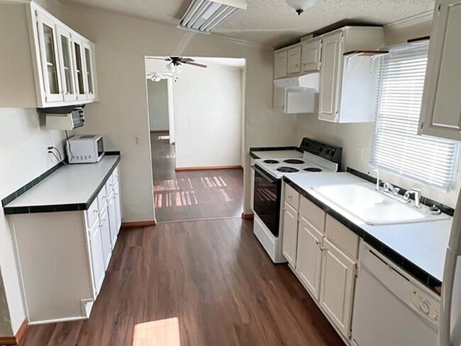 Building Photo - Great 4 Bdrm 2 Bath Manufactured Home in R...