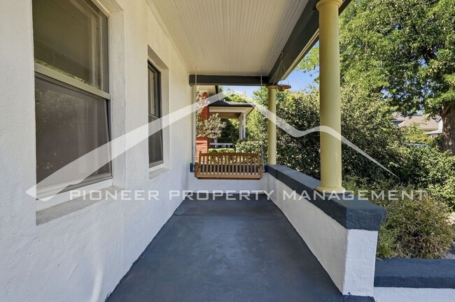Building Photo - Historic Victorian Duplex with Great Location and Washer/Dryer