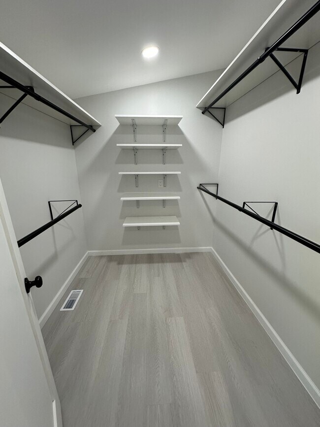 Building Photo - 119 W Rogues Path