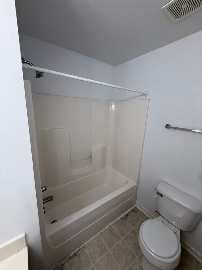 Building Photo - 3-bedroom 3.5 bath townhouse