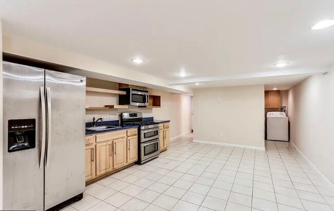 Building Photo - 729 Oldham St