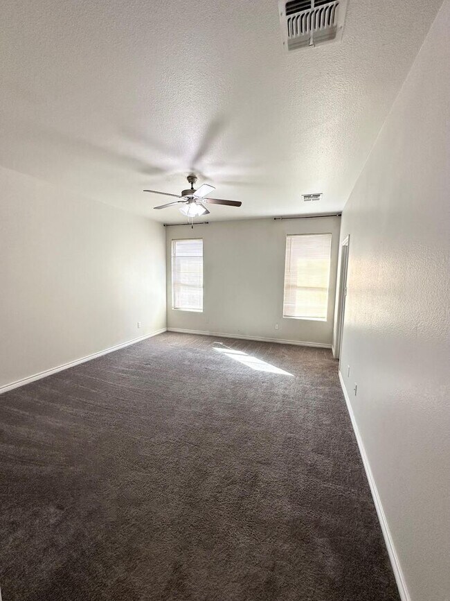 Building Photo - 3 Bed 2 Bath Ready to Rent ASAP! Granite/ Large Master Bedroom!