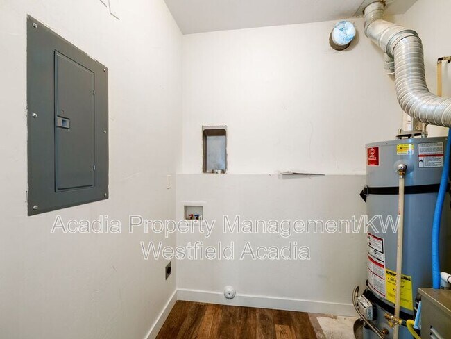 Building Photo - 656 W Meadow Dr