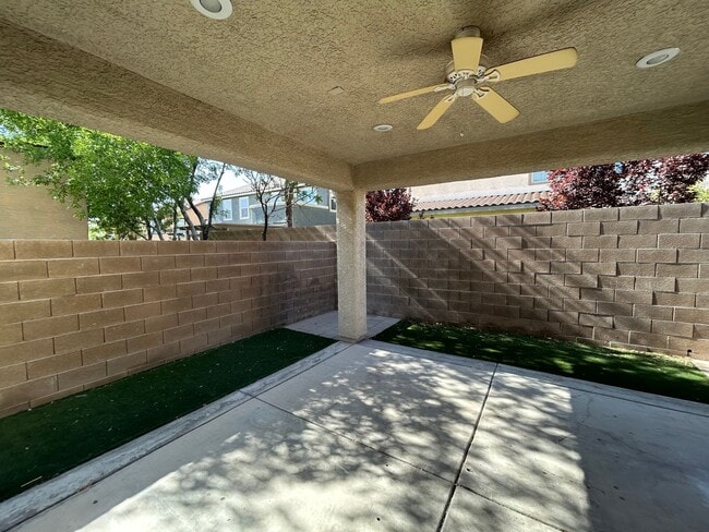 Building Photo - Great Henderson property