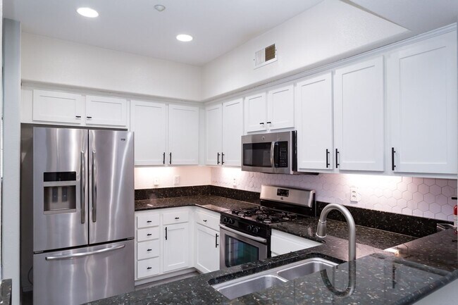 Building Photo - Beautiful Townhome in the heart of East Lake!