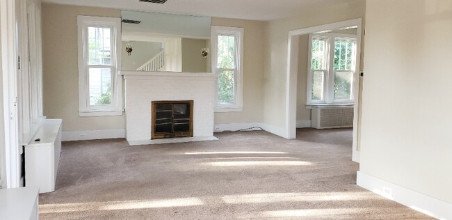 Building Photo - 1051 N Mountain Rd
