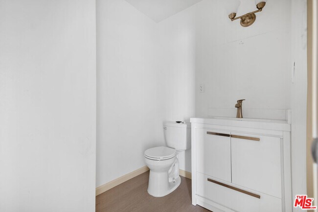 Building Photo - 1120 W 110th St