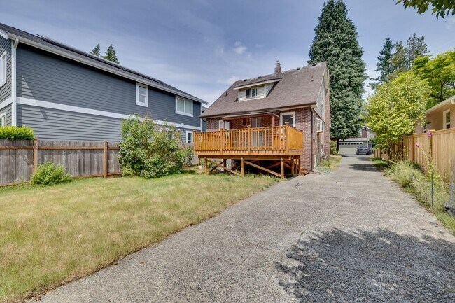 Building Photo - Adorable Wedgewood 4 Bedroom Available Now!
