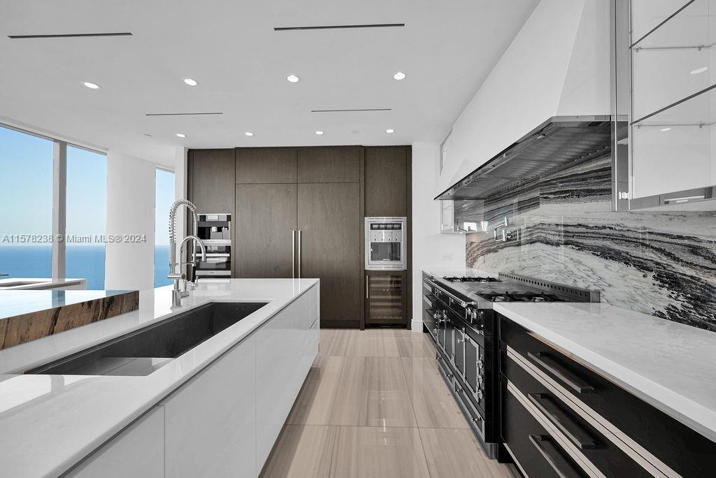 Building Photo - 17901 Collins Ave