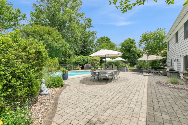 Building Photo - 16 Bingham Hill Cir