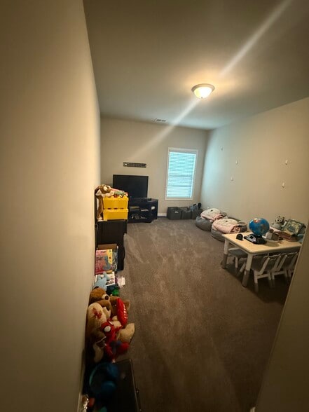 Building Photo - 121 Wild Hickory Cir